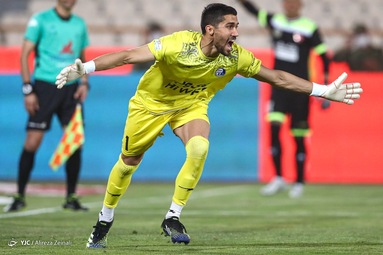 دیدار تیم‌های فوتبال پرسپولیس و استقلال در نود و ششمین بازی شهرآورد پایتخت، در مرحله یک چهارم نهایی جام حذفی