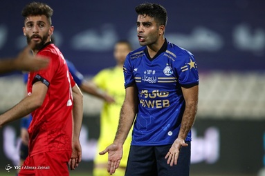 دیدار تیم‌های فوتبال پرسپولیس و استقلال در نود و ششمین بازی شهرآورد پایتخت، در مرحله یک چهارم نهایی جام حذفی