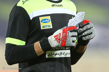 دیدار تیم‌های فوتبال پرسپولیس و استقلال در نود و ششمین بازی شهرآورد پایتخت، در مرحله یک چهارم نهایی جام حذفی