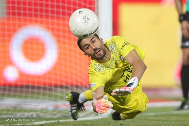 دیدار تیم‌های فوتبال پرسپولیس و استقلال در نود و ششمین بازی شهرآورد پایتخت، در مرحله یک چهارم نهایی جام حذفی
