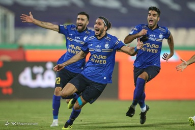 دیدار تیم‌های فوتبال پرسپولیس و استقلال در نود و ششمین بازی شهرآورد پایتخت، در مرحله یک چهارم نهایی جام حذفی