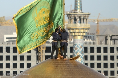 مراسم تعویض پرچم گنبد حرم مطهر رضوی
