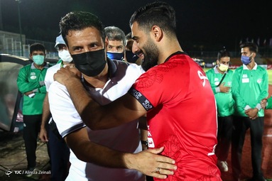 در هفته پایانی لیگ بیستم فوتبال کشور تیم‌های پیکان تهران و پرسپولیس در ورزشگاه شهر قدس به مصاف هم رفتند.