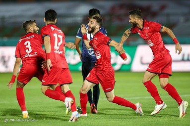 در هفته پایانی لیگ بیستم فوتبال کشور تیم‌های پیکان تهران و پرسپولیس در ورزشگاه شهر قدس به مصاف هم رفتند.