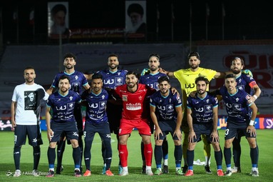 در هفته پایانی لیگ بیستم فوتبال کشور تیم‌های پیکان تهران و پرسپولیس در ورزشگاه شهر قدس به مصاف هم رفتند.