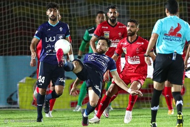 در هفته پایانی لیگ بیستم فوتبال کشور تیم‌های پیکان تهران و پرسپولیس در ورزشگاه شهر قدس به مصاف هم رفتند.