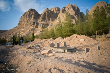 جدال قبر و طبیعت در کرمان