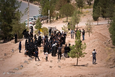 جدال قبر و طبیعت در کرمان
