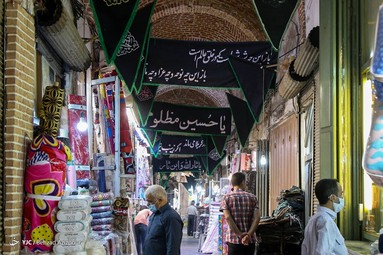 در آستانه ماه محرم خیابان ها و بازارهای شهر تبریز سیاه پوش حسین شد