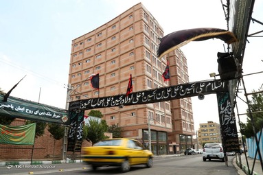 در آستانه ماه محرم خیابان ها و بازارهای شهر تبریز سیاه پوش حسین شد