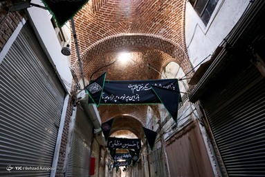در آستانه ماه محرم خیابان ها و بازارهای شهر تبریز سیاه پوش حسین شد