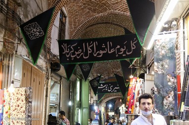 در آستانه ماه محرم خیابان ها و بازارهای شهر تبریز سیاه پوش حسین شد