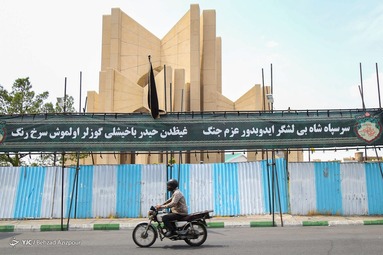 در آستانه ماه محرم خیابان ها و بازارهای شهر تبریز سیاه پوش حسین شد