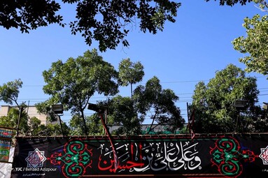 در آستانه ماه محرم خیابان ها و بازارهای شهر تبریز سیاه پوش حسین شد