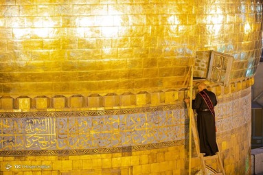 اهتزاز پرچم سیاه عزا برفراز گنبد حضرت سیدالشهدا (ع) - کربلا  معلی