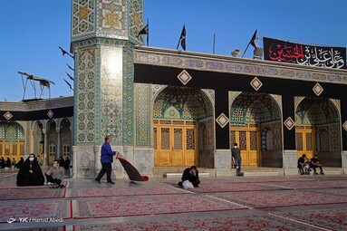 مراسم  تعویض پرچم گنبد حرم حضرت معصومه (س) به مناسبت ماه محرم