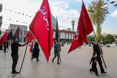 همزمان با فرارسیدن ماه محرم پرچم گنبد حرم مطهر حضرت شاهچراغ (ع) به رنگ سیاه عزا درآمد