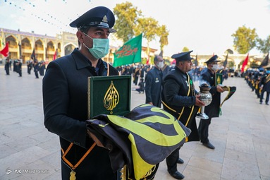 همزمان با فرارسیدن ماه محرم پرچم گنبد حرم مطهر حضرت شاهچراغ (ع) به رنگ سیاه عزا درآمد
