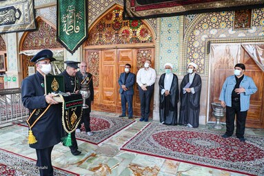 همزمان با فرارسیدن ماه محرم پرچم گنبد حرم مطهر حضرت شاهچراغ (ع) به رنگ سیاه عزا درآمد