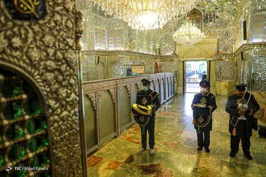 همزمان با فرارسیدن ماه محرم پرچم گنبد حرم مطهر حضرت شاهچراغ (ع) به رنگ سیاه عزا درآمد