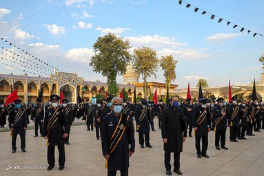 همزمان با فرارسیدن ماه محرم پرچم گنبد حرم مطهر حضرت شاهچراغ (ع) به رنگ سیاه عزا درآمد