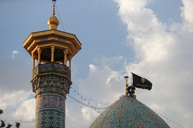 همزمان با فرارسیدن ماه محرم پرچم گنبد حرم مطهر حضرت شاهچراغ (ع) به رنگ سیاه عزا درآمد