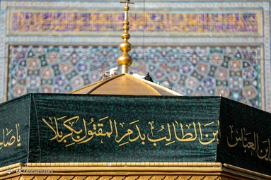 همزمان با فرارسیدن ماه محرم پرچم سبز گنبد حرم مطهر امام رضا (ع) تعویض شد و به رنگ سیاه عزا درآمد.