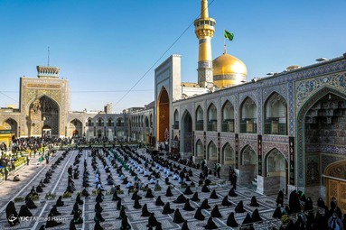 همزمان با فرارسیدن ماه محرم پرچم سبز گنبد حرم مطهر امام رضا (ع) تعویض شد و به رنگ سیاه عزا درآمد.