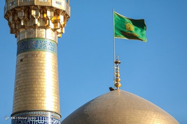 همزمان با فرارسیدن ماه محرم پرچم سبز گنبد حرم مطهر امام رضا (ع) تعویض شد و به رنگ سیاه عزا درآمد.