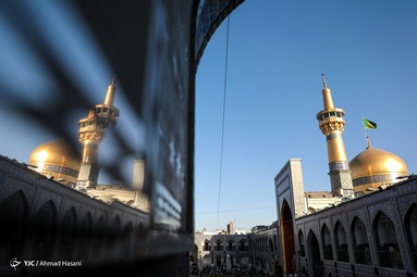 همزمان با فرارسیدن ماه محرم پرچم سبز گنبد حرم مطهر امام رضا (ع) تعویض شد و به رنگ سیاه عزا درآمد.