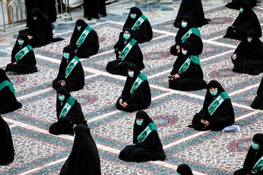 همزمان با فرارسیدن ماه محرم پرچم سبز گنبد حرم مطهر امام رضا (ع) تعویض شد و به رنگ سیاه عزا درآمد.