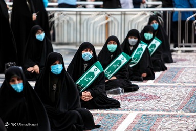 همزمان با فرارسیدن ماه محرم پرچم سبز گنبد حرم مطهر امام رضا (ع) تعویض شد و به رنگ سیاه عزا درآمد.