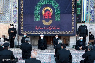 همزمان با فرارسیدن ماه محرم پرچم سبز گنبد حرم مطهر امام رضا (ع) تعویض شد و به رنگ سیاه عزا درآمد.