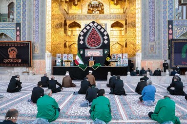 همزمان با فرارسیدن ماه محرم پرچم سبز گنبد حرم مطهر امام رضا (ع) تعویض شد و به رنگ سیاه عزا درآمد.