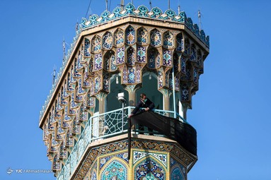 همزمان با فرارسیدن ماه محرم پرچم سبز گنبد حرم مطهر امام رضا (ع) تعویض شد و به رنگ سیاه عزا درآمد.