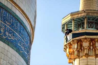 همزمان با فرارسیدن ماه محرم پرچم سبز گنبد حرم مطهر امام رضا (ع) تعویض شد و به رنگ سیاه عزا درآمد.