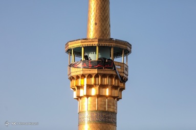 همزمان با فرارسیدن ماه محرم پرچم سبز گنبد حرم مطهر امام رضا (ع) تعویض شد و به رنگ سیاه عزا درآمد.