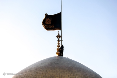 همزمان با فرارسیدن ماه محرم پرچم سبز گنبد حرم مطهر امام رضا (ع) تعویض شد و به رنگ سیاه عزا درآمد.