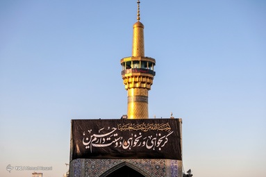 همزمان با فرارسیدن ماه محرم پرچم سبز گنبد حرم مطهر امام رضا (ع) تعویض شد و به رنگ سیاه عزا درآمد.