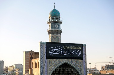 همزمان با فرارسیدن ماه محرم پرچم سبز گنبد حرم مطهر امام رضا (ع) تعویض شد و به رنگ سیاه عزا درآمد.