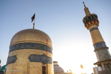 همزمان با فرارسیدن ماه محرم پرچم سبز گنبد حرم مطهر امام رضا (ع) تعویض شد و به رنگ سیاه عزا درآمد.