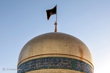همزمان با فرارسیدن ماه محرم پرچم سبز گنبد حرم مطهر امام رضا (ع) تعویض شد و به رنگ سیاه عزا درآمد.