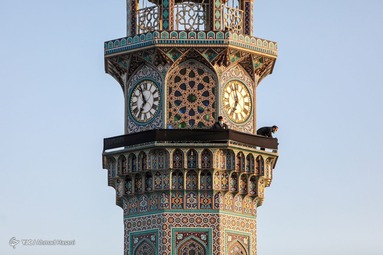 همزمان با فرارسیدن ماه محرم پرچم سبز گنبد حرم مطهر امام رضا (ع) تعویض شد و به رنگ سیاه عزا درآمد.