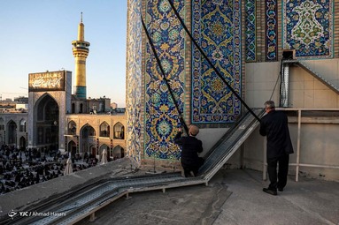 همزمان با فرارسیدن ماه محرم پرچم سبز گنبد حرم مطهر امام رضا (ع) تعویض شد و به رنگ سیاه عزا درآمد.
