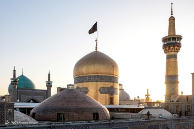 همزمان با فرارسیدن ماه محرم پرچم سبز گنبد حرم مطهر امام رضا (ع) تعویض شد و به رنگ سیاه عزا درآمد.