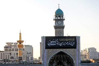 همزمان با فرارسیدن ماه محرم پرچم سبز گنبد حرم مطهر امام رضا (ع) تعویض شد و به رنگ سیاه عزا درآمد.