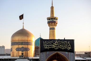 همزمان با فرارسیدن ماه محرم پرچم سبز گنبد حرم مطهر امام رضا (ع) تعویض شد و به رنگ سیاه عزا درآمد.