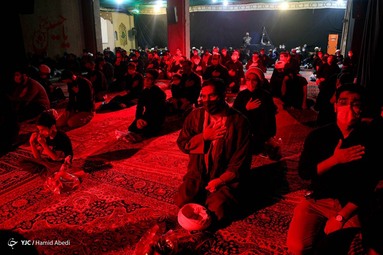 مراسم عزاداری شب اول محرم در هیئت فاطمیون قم با مداحی مهدی سلحشور و محمد جواد احمدی برگزار شد
