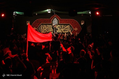 مراسم عزاداری شب اول محرم در هیئت فاطمیون قم با مداحی مهدی سلحشور و محمد جواد احمدی برگزار شد