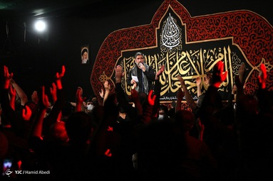 مراسم عزاداری شب اول محرم در هیئت فاطمیون قم با مداحی مهدی سلحشور و محمد جواد احمدی برگزار شد